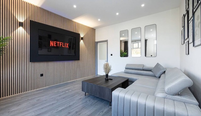 Chic Bolton Retreat : 2BR-Deluxe Cinema Experience