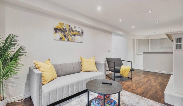 Chic & Bright 1BR Apt with Free Wifi & Parking