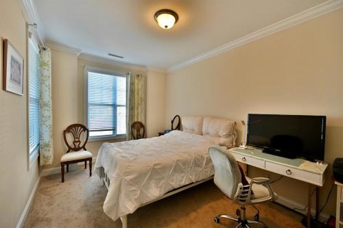 Chic & Bright Cary Home Prime Location, Sleeps Well