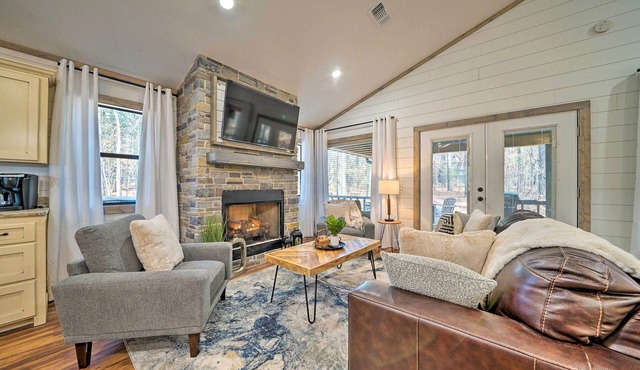 Chic Broken Bow Escape w/Hot Tub & Fire Pit!