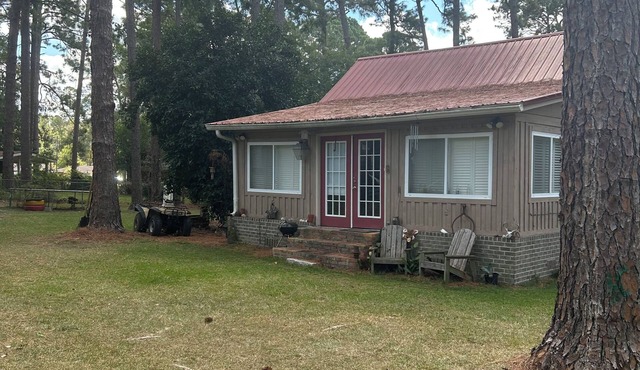 Chic bungalow with everything you need in Statesboro