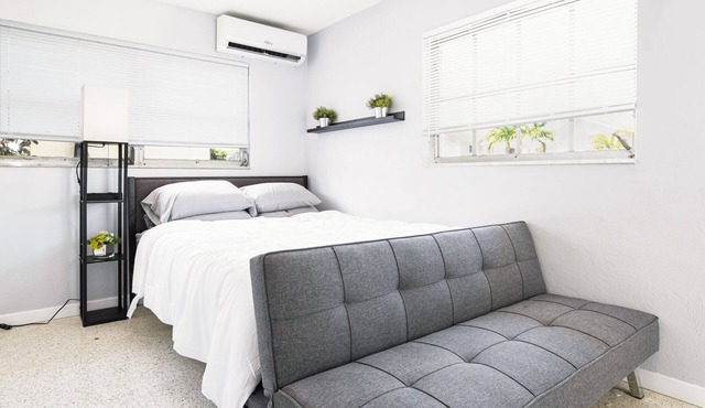 Chic Cape Coral Studio – Near Yacht Club, Kitchen + Laundry