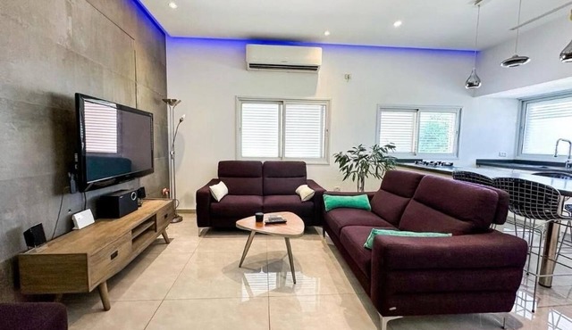 Chic central 2BR Apt, Equipped Kitchen & Spacious Living – 5 Min to Beach,