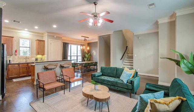 Chic & Central 3-BD Townhouse, Mins to DT
