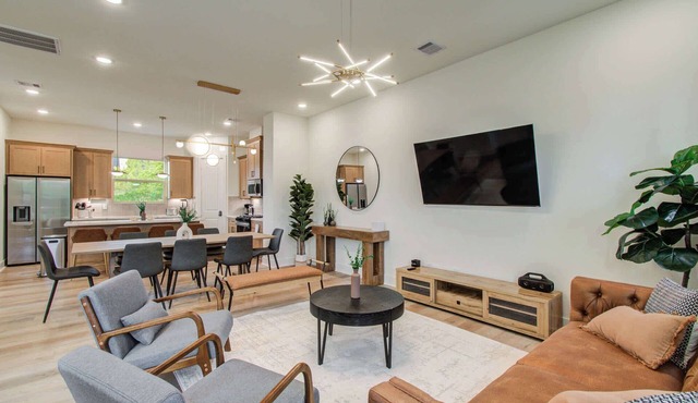 Chic & Central 3BD Townhouse, Mins to DT & Midtown