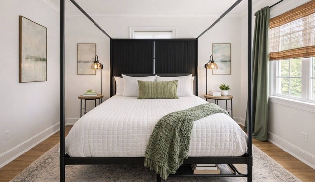 Chic Central Cottage- Wood Floors, Fireplace, Hospital/VSU Firepit, Pet Friendly