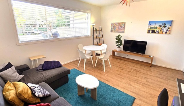 Chic central St Kilda 2 bed 8 mins walk to beach