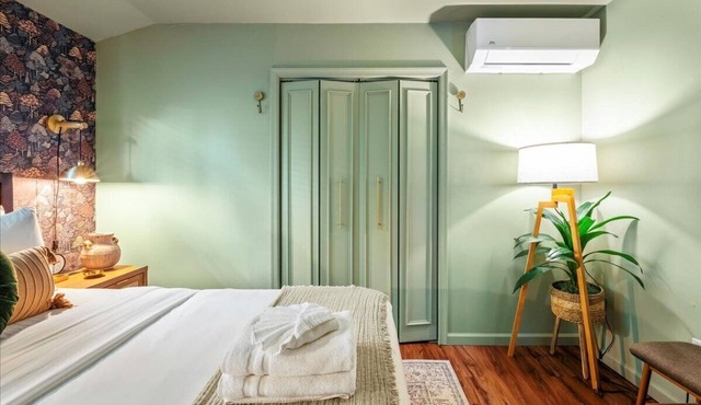 Chic Chalet Mins. to Skiing w/Hot Tub & Firepit