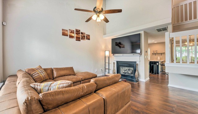 Chic Charlotte Townhome w/Community Pool