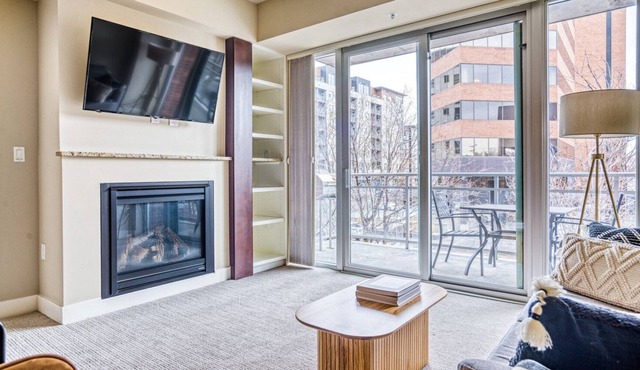 Chic Cherry Creek 2BR w/ Gym & Dog Park, 2 blocks to Mall, by Blueground