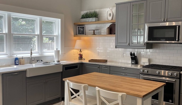 Chic Chevy Chase Bungalow, Heart of UK, Easy Trip to Downtown!