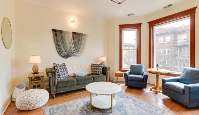 Chic Chicago Apartment about 1 Mi to Wrigley Field!