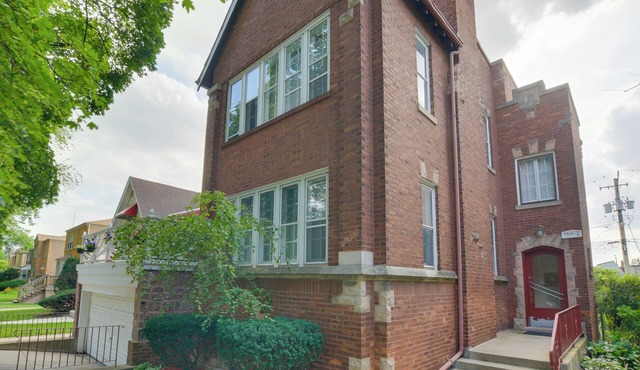 Chic Chicago Getaway w/Fireplace!