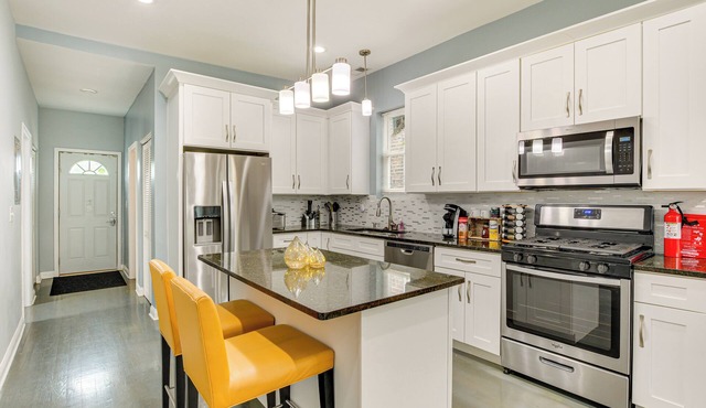 Chic Chicago Getaway w/Deck, 7 Mi to Downtown!