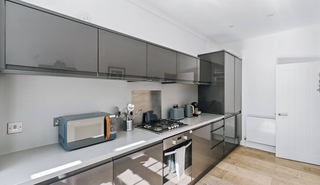Chic City Escape | 2-Bedroom Flat with Lift | Heart of London