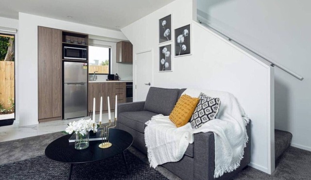 Chic City Living 1 bdrm Sunny Warm Close CBD