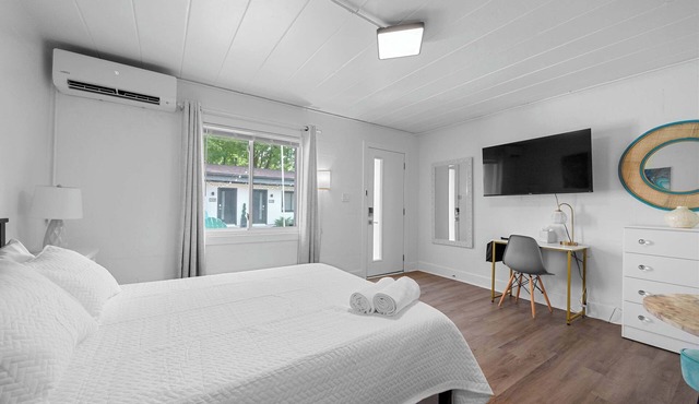 Chic City Retreat 93A