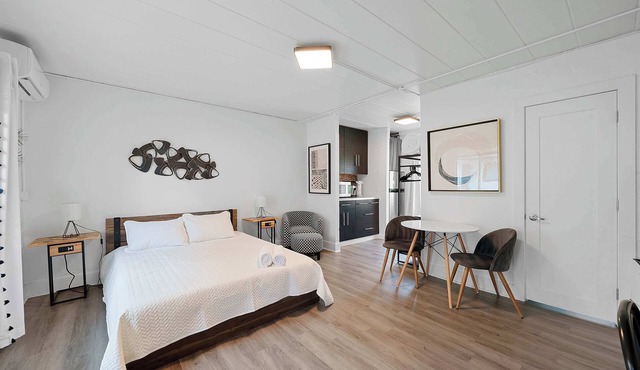 Chic City Retreat 93B