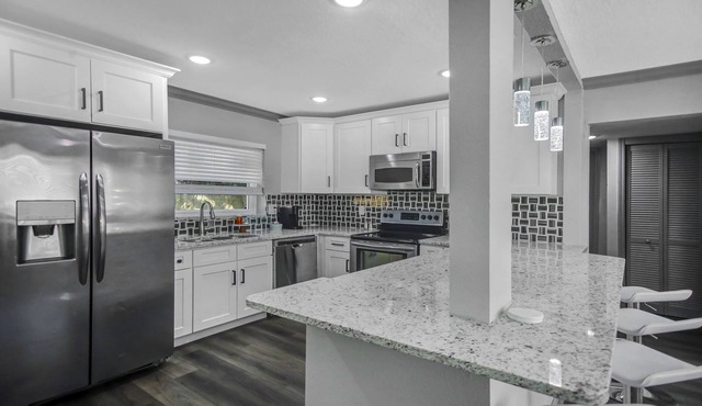 ~Chic Clean Cabin Sleeps 10 Arcade & Wine Bar~