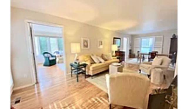 Chic, clean, comfortable Hamptons getaway in gorgeous beach town!