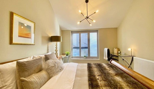 Chic Clifton Home – inviting décor & outdoor space