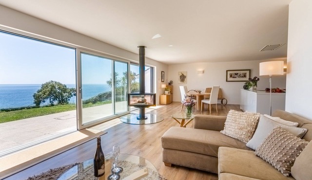 Chic Coastal Retreat in Downderry with Sea Views