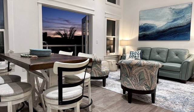 Chic Coastal Retreat/Minutes to Beach/Dog Friendly!