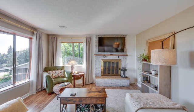 Chic Columbia City Vacation Rental w/Kayaks!