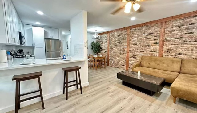 Chic & Comfortable Space in Houstons Montrose Area