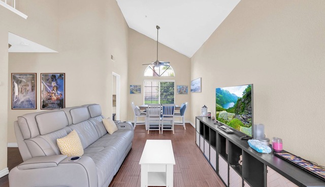 Chic & Comfy Home Near Airport Pet-Friendly