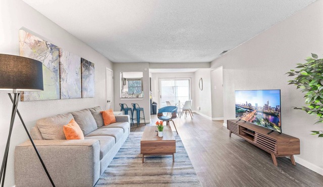 Chic Comfy King Bed 2BR Suite, 5 Min to DT w/pool