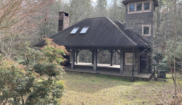 Chic & Comfy Suite & Covered Blue Stone Patio with Fireplace & Waterfall View