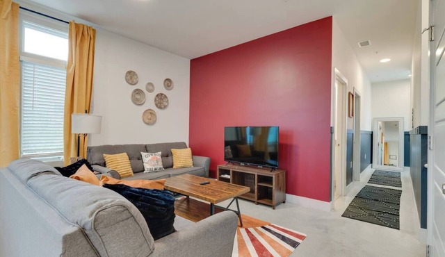 Chic Condo: 2mi to Downtown, Sleeps 8+, by Geodis