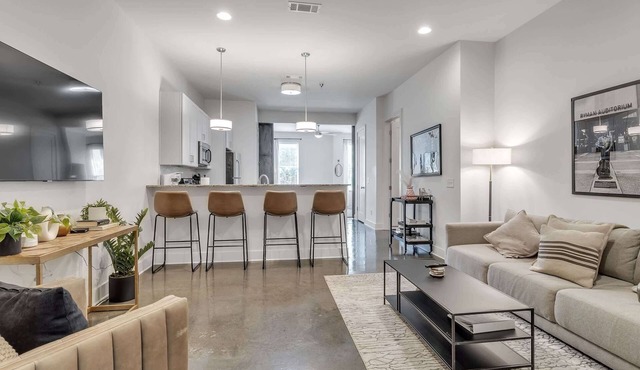 Chic Condo for 4 Near West End