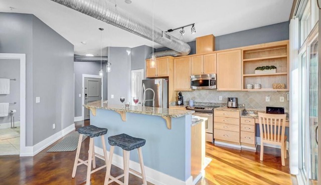 Chic Condo, King Bed, 77″TV, Pets OK, Near RTP Hub
