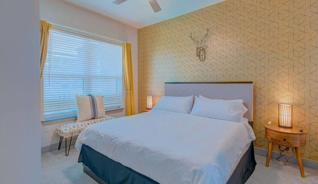 Chic Condo Near the Lake!