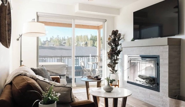 Chic Condo | Near Town and Trails | Hot Tub + Deck