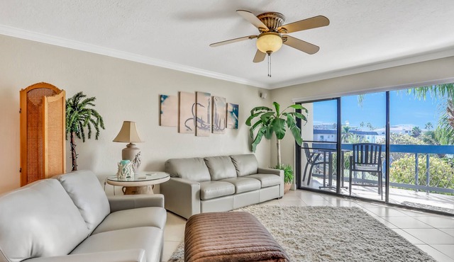 Chic condo near St. Petersburg w/pool & waterway views - walk to beach