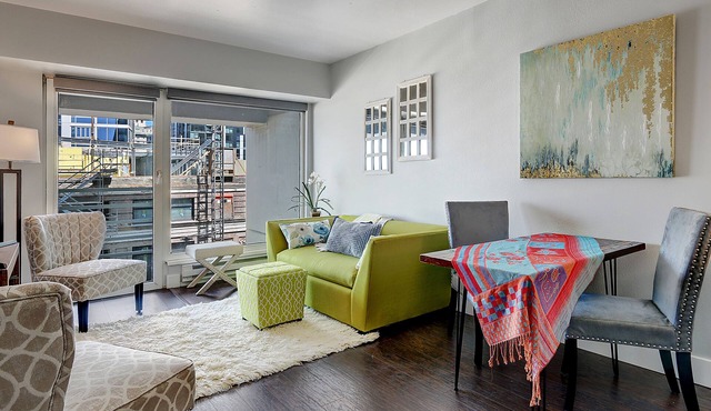 Chic Condo, views & designated EV parking in Downtown Seattle @Pike Place Market