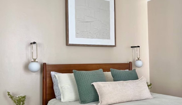 Chic Condo w Parking, AC and steps to Beach and Convention Center