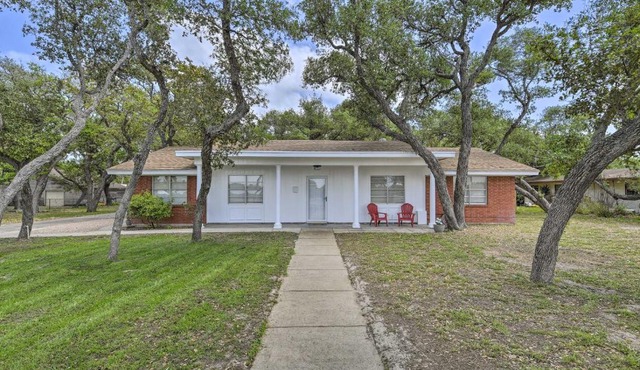 Chic Condo with Screened Patio about 13 Mi to Beach