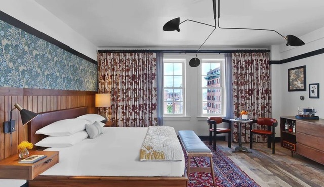 Chic Corner King - Revival Baltimore - Unit w/Rooftop Dining & Karaoke Rooms