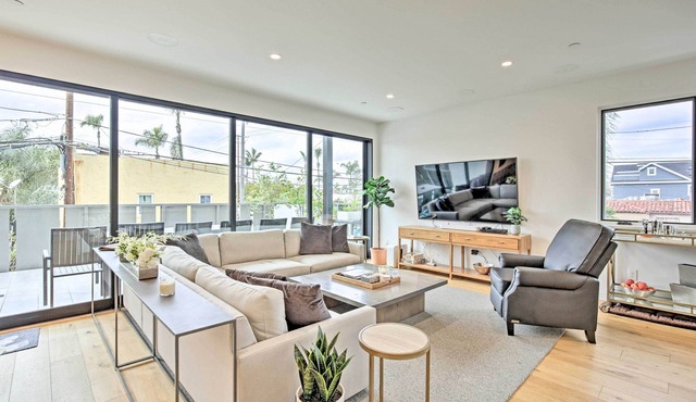 Chic Coronado Retreat w/Patio & 4 Cruiser Bikes!