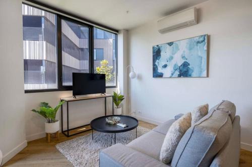 Chic Cosy 2BR Retreat with Rooftop Spa BBQ