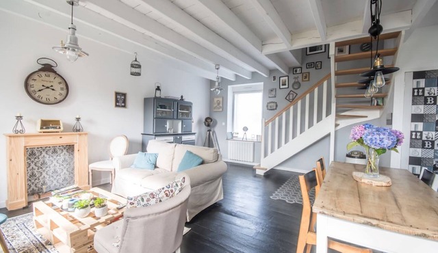 Chic, cosy country house with lovely private garden overlooking the valley