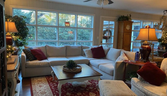 Chic Cottage 1.7 miles to Downtown Highlands