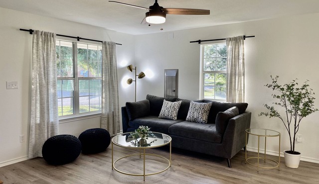 Chic Cottage - Minutes from Baylor & Downtown Waco