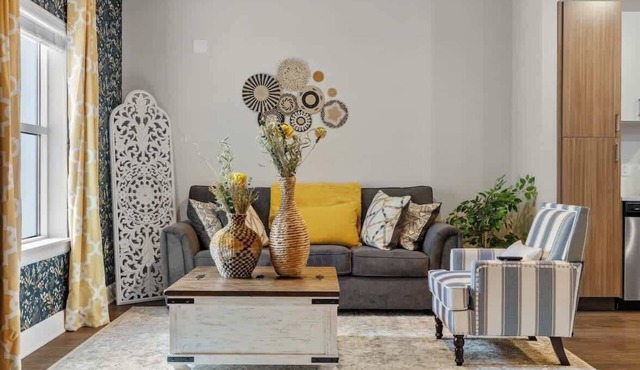 Chic Country Getaway | Walk to Broadway & Gulch