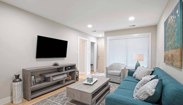 Chic Cozy 1-bedroom condo with WiFi, AC in welcoming Clinton Township
