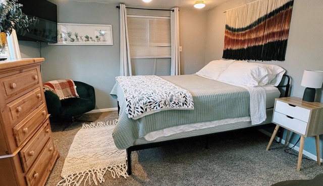 Chic & Cozy 1 bedroom guest-house in the heart of Medford